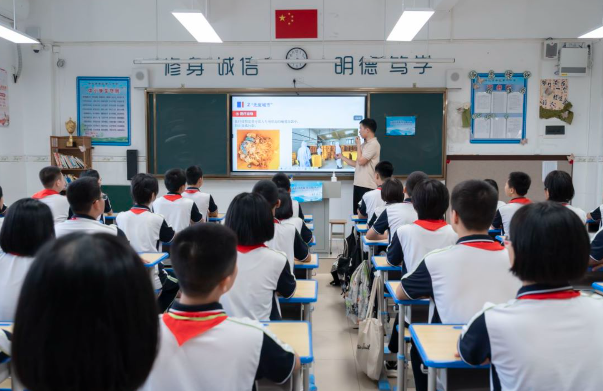 校園全掩蓋雙減作業學生獲得感顯著增強更高質量的方向跨進 校園全掩蓋雙減作業學生獲得感顯著增強更高質量的方向跨進