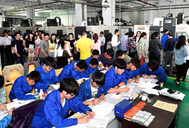 為學生開辟寬廣開展空間職業(yè)教育是終身教育系統(tǒng)的重要環(huán)節(jié) 為學生開辟寬廣開展空間職業(yè)教育是終身教育系統(tǒng)的重要環(huán)節(jié)