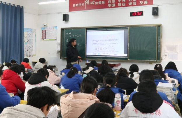 專業成長的環境讓教師可以在縣中這個崗位上更好發揮他的聰明才智 專業成長的環境讓教師可以在縣中這個崗位上更好發揮他的聰明才智