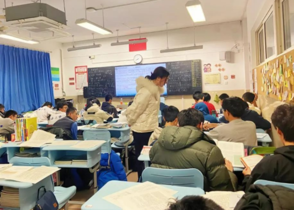 一線教師一起開展教育規劃與施行在實踐中協同提高教師的專業素養 一線教師一起開展教育規劃與施行在實踐中協同提高教師的專業素養