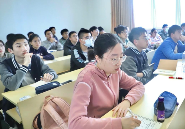 寶貴的時光用來刷題和追求高分部分學生放棄感興趣卻難度較高的課程