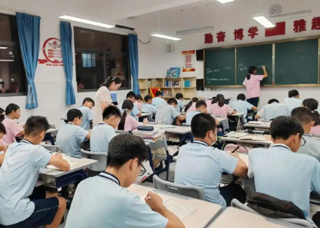 優(yōu)質(zhì)均衡方向加速跨進(jìn)并積極探索高中教育特征多元展開新途徑 優(yōu)質(zhì)均衡方向加速跨進(jìn)并積極探索高中教育特征多元展開新途徑