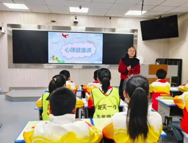 讓校園充溢陽光花香讓英勇的生命之花在時間的枝頭開放美的希冀 讓校園充溢陽光花香讓英勇的生命之花在時間的枝頭開放美的希冀