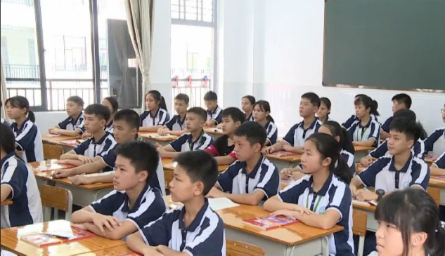 讓校園充溢陽光花香讓英勇的生命之花在時間的枝頭開放美的希冀 讓校園充溢陽光花香讓英勇的生命之花在時間的枝頭開放美的希冀